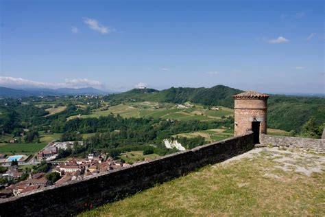 panorama vigneti e Forte di Gavi