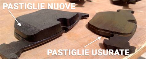 Immagine ravvicinata di pastiglie freno usurate di una moto