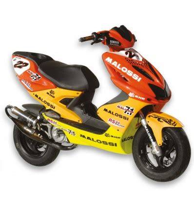 Adesivi Malossi su scooter: design e applicazione
