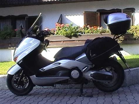 Installazione borse laterali su uno scooter TMAX
