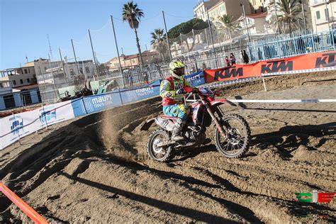 partenza gara enduro Graffignano piazza centrale