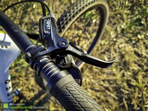 Mountain biker in discesa con freni SRAM