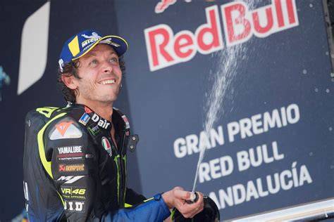 Valentino Rossi sul podio con la Yamaha M1