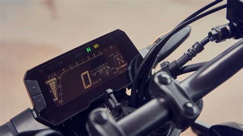 Dettaglio del cruscotto LCD della Honda CB300R