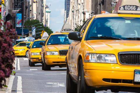 Immagine di taxi gialli storici milanesi