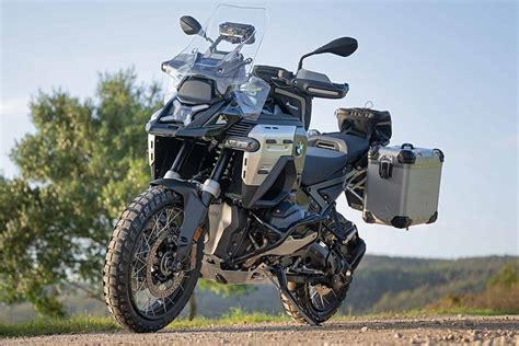 BMW R 1300 GS Adventure in un paesaggio montano