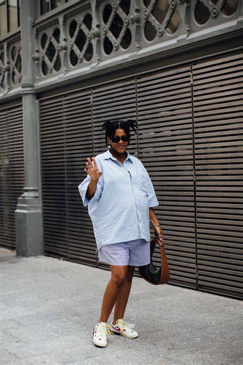 Abbinamenti stile shorts ciclista con top sneakers