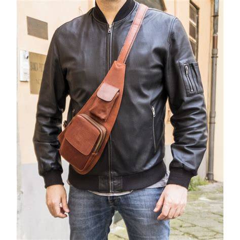 borsello uomo indossato a tracolla sul petto
