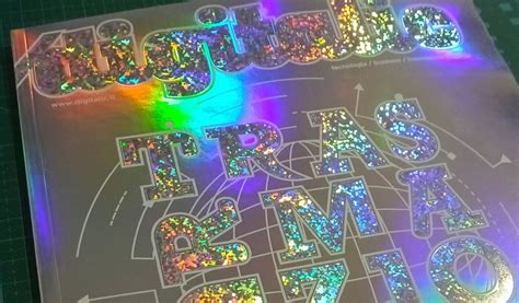 Dettaglio di una grafica olografica su una carena