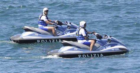 Immagine: moto d'acqua della polizia in operazione