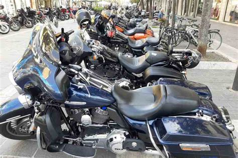 Motociclisti Harley-Davidson in un raduno