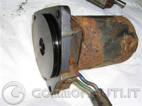Motorino trim Yamaha smontato con corrosione