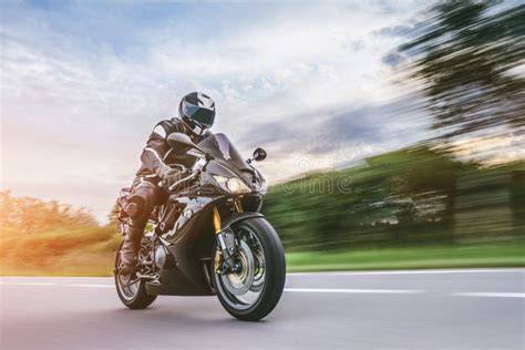 motocicletta accelerazione in strada