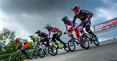 Ciclista BMX in azione