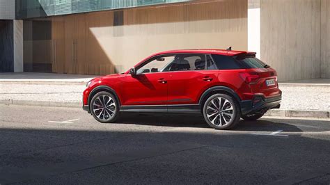 Audi SQ2 in movimento su strada tortuosa