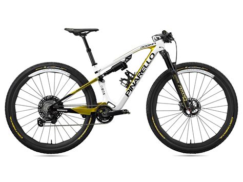 Bicicletta Pinarello Dogma XC in azione su un sentiero montano