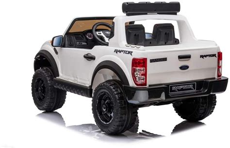Bambino che guida una macchina elettrica Ford Ranger