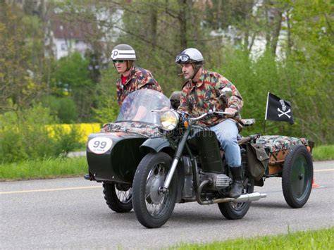 Immagine sidecar storico e moderno