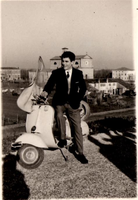 Una famiglia su una Vespa negli anni '50