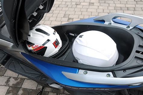 Sottosella Honda Forza 350 aperto con due caschi