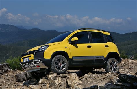 Fiat Panda Cross 4x4 in un paesaggio montano