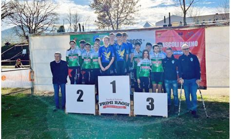 Podio della Coppa Italia Giovanile di Ciclocross con atleti e dirigenti