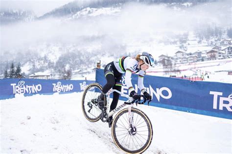 Ciclisti in azione durante una gara di ciclocross su un percorso innevato