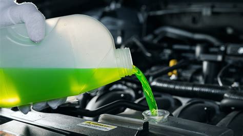 Etichette di diversi tipi di liquidi refrigeranti per moto