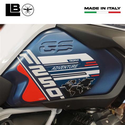 Dettaglio di un kit adesivi per moto con application tape