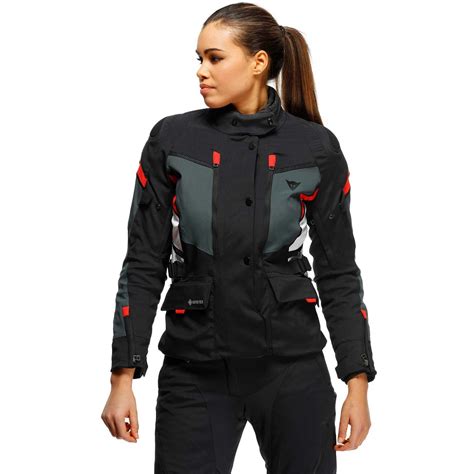 Donna in moto con giacca Dainese Katy Tex