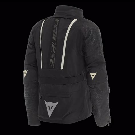 Dettaglio tasca impermeabile giacca Dainese