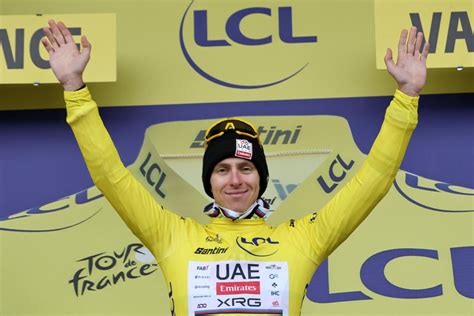 Tadej Pogacar sul podio del Campionato del Mondo di Ciclismo 2025