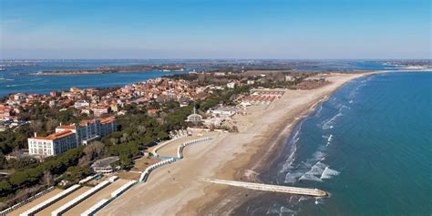 Panorama del Lido di Venezia con spiaggia dorata e mare azzurro