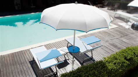 Vista della piscina Bluepool con lettini e ombrelloni