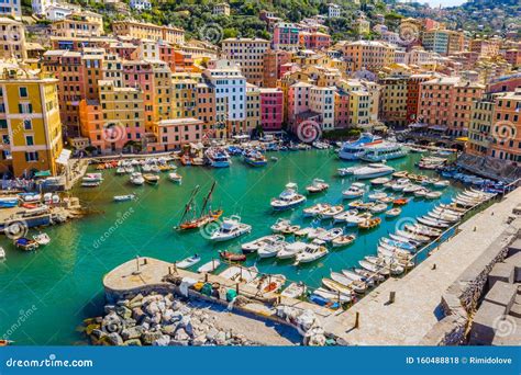 Pedalò colorati ormeggiati vicino alla riva