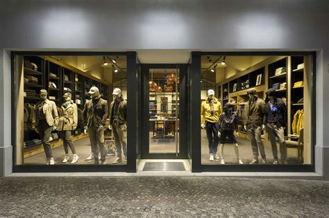 Vetrine di negozi eleganti con articoli da spiaggia e souvenir