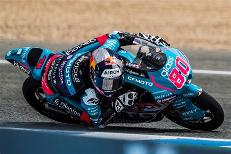 Dettaglio di una moto Moto3 in azione sul circuito di Jerez