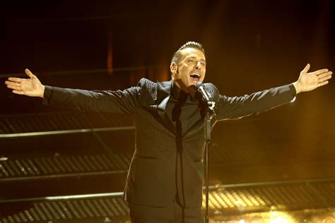 Francesco Gabbani e il ballerino in costume da gorilla sul palco di Sanremo