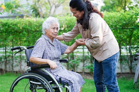 Immagine che rappresenta una persona anziana assistita da un caregiver
