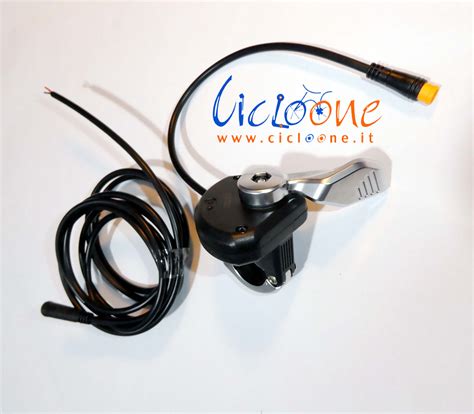 dettaglio acceleratore e freno del monopattino Razor E100