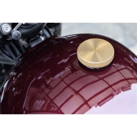 Dettaglio di un tappo serbatoio cafe racer personalizzato