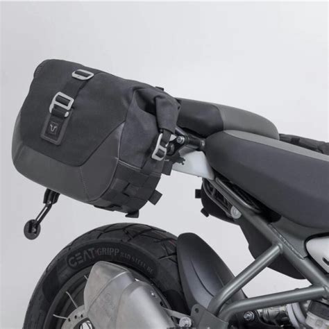 Motociclista con borse laterali e posteriori su una moto naked