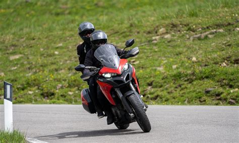 Coppia in moto su una strada panoramica