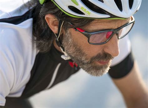 Ciclista con occhiali da vista e occhiali da sole da ciclismo sovrapposti