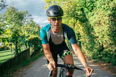 Ciclista che indossa occhiali da ciclismo con clip ottica, concentrato sul sentiero