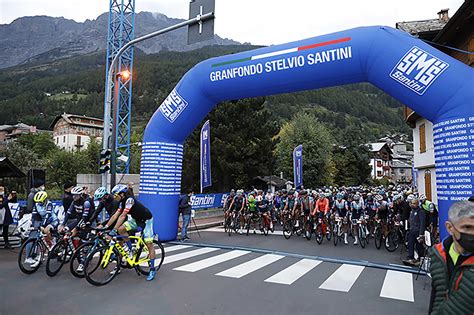 Ciclisti in partenza per una granfondo