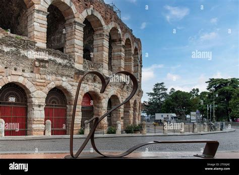 Veduta di Piazza Brà a Verona con l'Arena