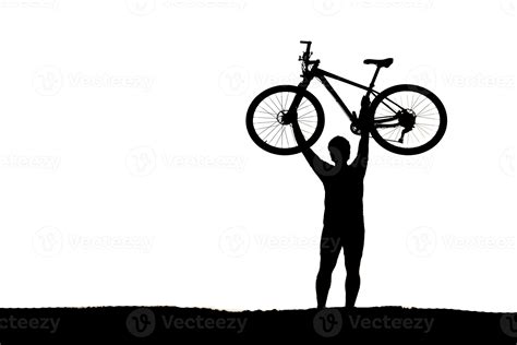 Ciclista in cima a una salita con panorama montano