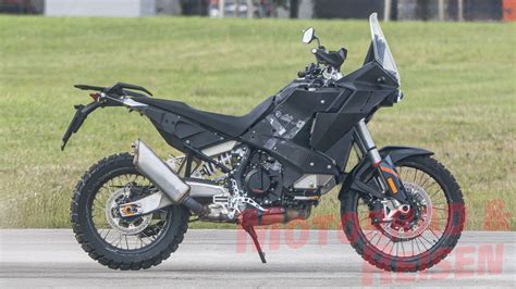 KTM 990 Adventure su strada sterrata