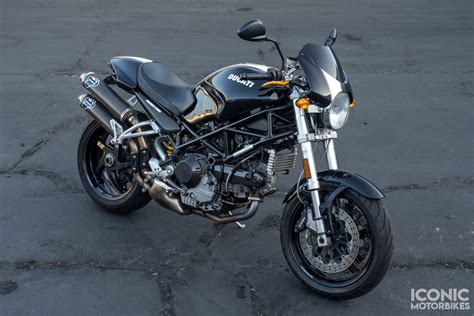 Ducati Monster 1000 in un paesaggio panoramico